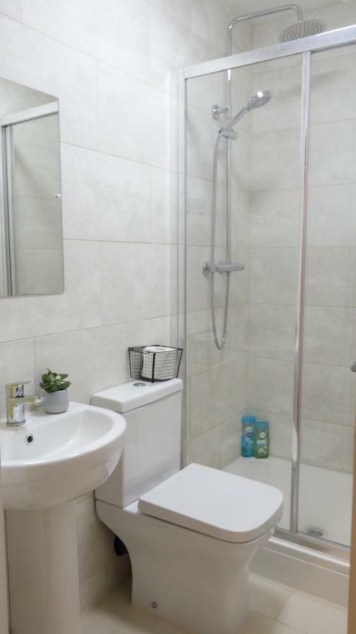 Ashford  Luxury 2 Bed 2 Bath - Free Parking - 5Min To Airport - Sleeps 6 아파트 외부 사진