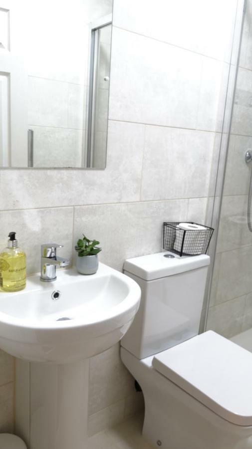 Ashford  Luxury 2 Bed 2 Bath - Free Parking - 5Min To Airport - Sleeps 6 아파트 외부 사진